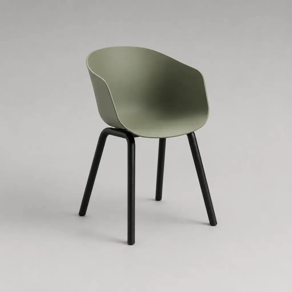 Chaise de salle à manger avec accoudoirs en polypropylène vert sauge et acier noir, 57 × 55 × 80 cm